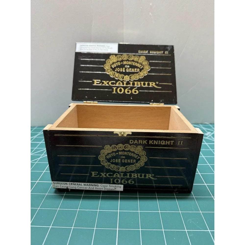 Hoyo de Monterrey-Jose Gener Excalibur Empty Cigar Box No. 1066‎ Missing Clasp
